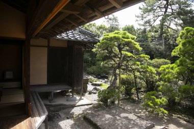 Bahçesi ve Yanagawa, Fukuoka, Japonya 'da küçük gölü olan eski bir Japon tarzı ev manzarası..