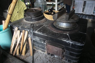 Wakayama 'da bir dağ evinde eski bir Japon ahşap yakma mutfağı..