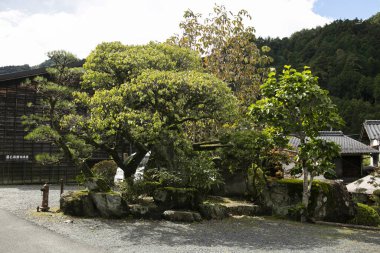 Japonya 'nın Kiso Vadisi' ndeki Nakasendo yolu boyunca Magome Juku kasabasındaki sokaklar ve geleneksel Japon evleri.