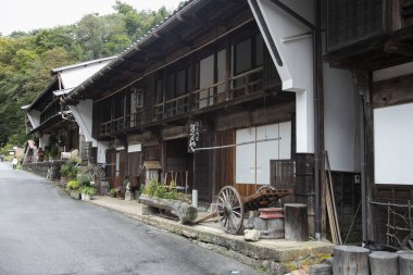 Tsumago, Japonya; 1 Ekim 2023: Japonya Kiso Vadisi, Nakasendo yolu boyunca Tsumago Juku kasabasındaki sokaklar ve geleneksel Japon evleri.