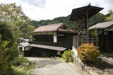 Tsumago, Japonya; 1 Ekim 2023: Japonya Kiso Vadisi, Nakasendo yolu boyunca Tsumago Juku kasabasındaki sokaklar ve geleneksel Japon evleri.