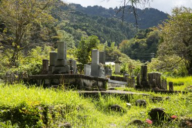 Tsumago, Japonya; 1 Ekim 2023: Japonya Kiso Vadisi, Nakasendo yolu boyunca Tsumago Juku kasabasındaki sokaklar ve geleneksel Japon evleri.