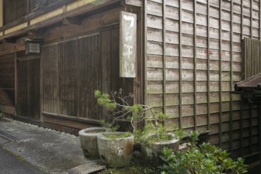 Tsumago, Japonya; 1 Ekim 2023: Japonya Kiso Vadisi, Nakasendo yolu boyunca Tsumago Juku kasabasındaki sokaklar ve geleneksel Japon evleri.