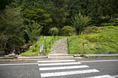 Japonya 'nın Kiso Vadisi' ndeki Tsumago ve Magome arasındaki Nakasendo patikasını takip ederek kaldırım taşı yolunda yürüyorum..