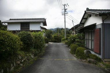 Japonya 'nın Kiso Vadisi' nde Tsumago ve Magome arasındaki Nakasendo patikasındaki geleneksel Japon evleri..