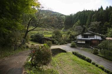 Japonya 'nın Kiso Vadisi' nde Tsumago ve Magome arasındaki Nakasendo patikasındaki geleneksel Japon evleri..