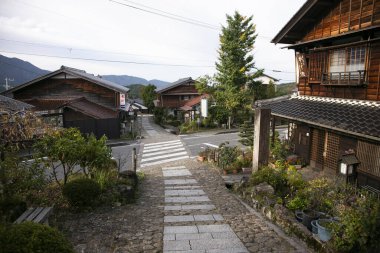 Japonya 'nın Kiso Vadisi' ndeki Nakasendo yolu boyunca Magome Juku kasabasındaki sokaklar ve geleneksel Japon evleri.