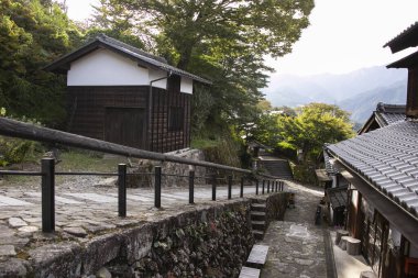 Japonya 'nın Kiso Vadisi' ndeki Nakasendo yolu boyunca Magome Juku kasabasındaki sokaklar ve geleneksel Japon evleri.