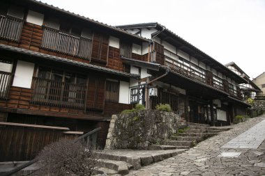 Japonya 'nın Kiso Vadisi' ndeki Nakasendo yolu boyunca Magome Juku kasabasındaki sokaklar ve geleneksel Japon evleri.