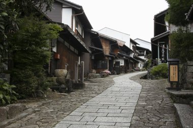 Japonya 'nın Kiso Vadisi' ndeki Nakasendo yolu boyunca Magome Juku kasabasındaki sokaklar ve geleneksel Japon evleri.