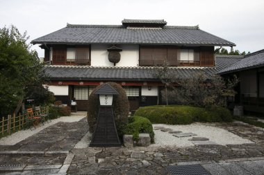 Japonya 'nın Kiso Vadisi' ndeki Nakasendo yolu boyunca Magome Juku kasabasındaki sokaklar ve geleneksel Japon evleri.