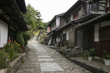 Japonya 'nın Kiso Vadisi' ndeki Nakasendo yolu boyunca Magome Juku kasabasındaki sokaklar ve geleneksel Japon evleri.