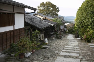 Japonya 'nın Kiso Vadisi' ndeki Nakasendo yolu boyunca Magome Juku kasabasındaki sokaklar ve geleneksel Japon evleri.