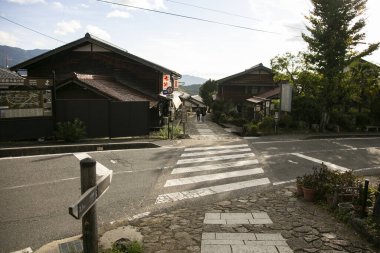 Japonya 'nın Kiso Vadisi' ndeki Nakasendo yolu boyunca Magome Juku kasabasındaki sokaklar ve geleneksel Japon evleri.