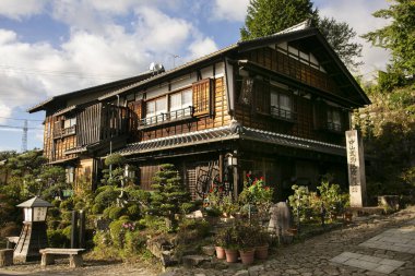 Japonya 'nın Kiso Vadisi' ndeki Nakasendo yolu boyunca Magome Juku kasabasındaki sokaklar ve geleneksel Japon evleri.