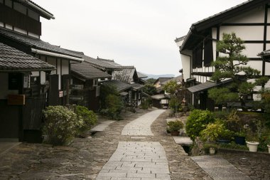 Japonya 'nın Kiso Vadisi' ndeki Nakasendo yolu boyunca Magome Juku kasabasındaki sokaklar ve geleneksel Japon evleri.
