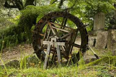 Su çarkı, sokaklar ve Japonya 'nın Kiso Vadisi' ndeki Nakasendo yolu boyunca Magome Juku kasabasındaki geleneksel Japon evleri..
