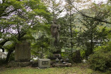 Magome, Japonya; 1 Ekim 2023: Japonya Kiso Vadisi 'nde Tsumago ve Magome arasında Nakasendo patikasında bir tapınak.