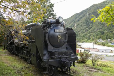 Nagiso, Japonya; 1 Ekim 2023: Japonya 'daki Nagiso kasabasında siyah eski bir lokomotif treni.