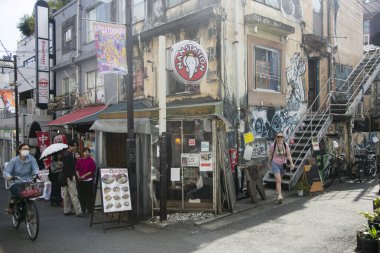 Tokyo, Japonya; 1 Ekim 2023: Shimokitazawa, Kitazawa 'da bir alışveriş ve eğlence alanıdır..