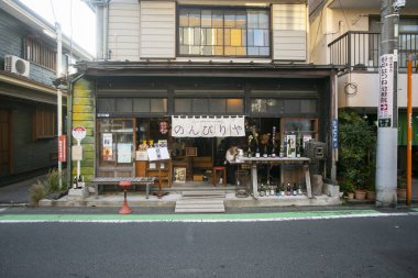 Tokyo, Japonya 1 Ekim 2023: Yanaka, Tokyo 'da sokak pazarı, güzel sokakları ve mezarlığıyla ünlü bir mahalle..