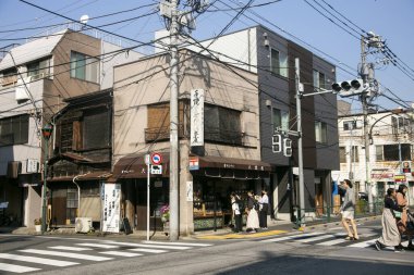 Tokyo, Japonya 1 Ekim 2023: Yanaka, Tokyo 'da sokak pazarı, güzel sokakları ve mezarlığıyla ünlü bir mahalle..