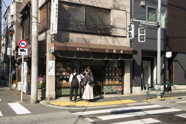 Tokyo, Japonya 1 Ekim 2023: Yanaka, Tokyo 'da sokak pazarı, güzel sokakları ve mezarlığıyla ünlü bir mahalle..