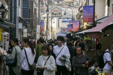 Tokyo, Japonya 1 Ekim 2023: Yanaka, Tokyo 'da sokak pazarı, güzel sokakları ve mezarlığıyla ünlü bir mahalle..