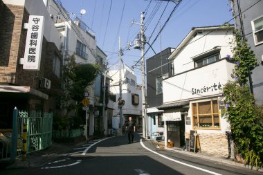 Tokyo, Japonya 1 Ekim 2023: Yanaka, Tokyo 'da sokak pazarı, güzel sokakları ve mezarlığıyla ünlü bir mahalle..