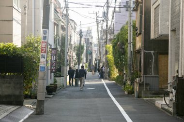 Tokyo, Japonya 1 Ekim 2023: Yanaka, Tokyo 'da sokak pazarı, güzel sokakları ve mezarlığıyla ünlü bir mahalle..