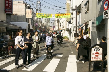 Tokyo, Japonya 1 Ekim 2023: Yanaka, Tokyo 'da sokak pazarı, güzel sokakları ve mezarlığıyla ünlü bir mahalle..