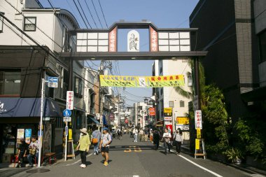 Tokyo, Japonya 1 Ekim 2023: Yanaka, Tokyo 'da sokak pazarı, güzel sokakları ve mezarlığıyla ünlü bir mahalle..