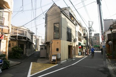 Tokyo, Japonya 1 Ekim 2023: Yanaka, Tokyo 'da sokak pazarı, güzel sokakları ve mezarlığıyla ünlü bir mahalle..