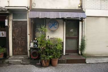 Tokyo, Japonya 1 Ekim 2023: Yanaka, Tokyo 'da sokak pazarı, güzel sokakları ve mezarlığıyla ünlü bir mahalle..