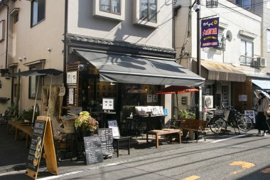 Tokyo, Japonya 1 Ekim 2023: Yanaka, Tokyo 'da sokak pazarı, güzel sokakları ve mezarlığıyla ünlü bir mahalle..