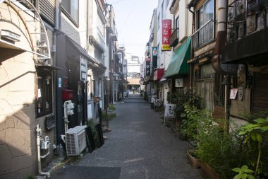 Tokyo, Japonya 1 Ekim 2023: Yanaka, Tokyo 'da sokak pazarı, güzel sokakları ve mezarlığıyla ünlü bir mahalle..