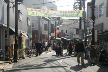 Tokyo, Japonya 1 Ekim 2023: Yanaka, Tokyo 'da sokak pazarı, güzel sokakları ve mezarlığıyla ünlü bir mahalle..