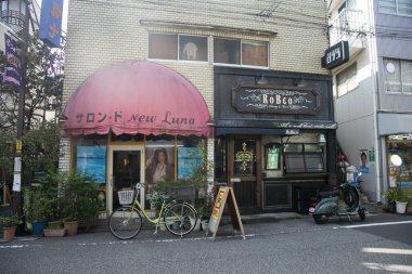 Tokyo, Japonya 1 Ekim 2023: Yanaka, Tokyo 'da sokak pazarı, güzel sokakları ve mezarlığıyla ünlü bir mahalle..