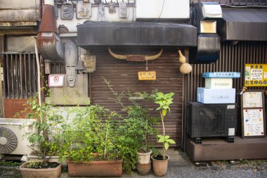 Tokyo, Japonya 1 Ekim 2023: Yanaka, Tokyo 'da sokak pazarı, güzel sokakları ve mezarlığıyla ünlü bir mahalle..