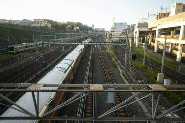 Tokyo, Japonya; 1 Ekim 2023: Tokyo 'daki Nippori tren istasyonundan geçen trenler.