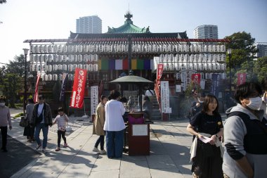 Tokyo, Japonya; 1 Ekim 2023: Tokyo 'daki Ueno Park' ta bir sonbahar Pazar günü şenlik havası.