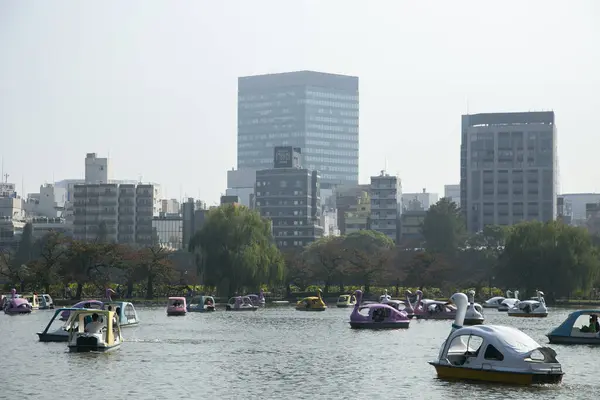 Tokyo Japan Oktober 2023 Konstgjord Sjö Med Båtar Och Byggnader — Stockfoto