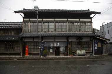 Murakami, Japonya; 1 Ekim 2023: Japonya 'nın kuzeyindeki Niigata Bölgesi' nde Murakami kasabası ve iş caddelerinin manzarası.