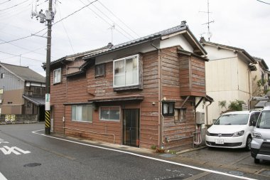 Murakami, Japonya; 1 Ekim 2023: Japonya 'nın kuzeyindeki Niigata Bölgesi' nde Murakami kasabası ve iş caddelerinin manzarası.