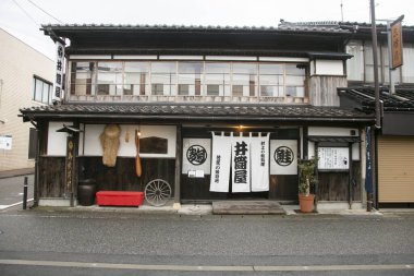 Murakami, Japonya; 1 Ekim 2023: Japonya 'nın kuzeyindeki Niigata Bölgesi' nde Murakami kasabası ve iş caddelerinin manzarası.