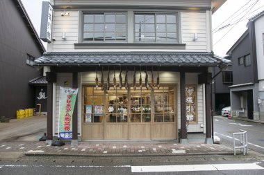 Murakami, Japonya; 1 Ekim 2023: Japonya 'nın kuzeyindeki Niigata Bölgesi' nde Murakami kasabası ve iş caddelerinin manzarası.