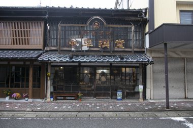 Murakami, Japonya; 1 Ekim 2023: Japonya 'nın kuzeyindeki Niigata Bölgesi' nde Murakami kasabası ve iş caddelerinin manzarası.