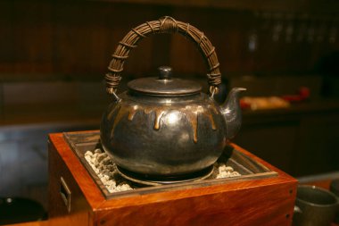 Japonya 'nın Murakami şehrinde geleneksel bir çay evinde demir çay konserveleri..