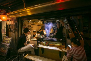 Tokyo, Japonya; 1 Ekim 2023: Tokyo 'nun Shinjuku ilçesinde Omoide Yokocho Caddesi' ndeki Izakaya restoranında atmosfer.