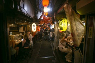 Tokyo, Japonya; 1 Ekim 2023: Tokyo 'nun Shinjuku ilçesinde Omoide Yokocho Caddesi' ndeki Izakaya restoranında atmosfer.